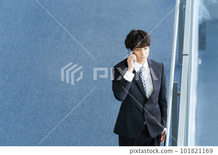 一位年輕上班族拿著智能手機的照片 101821169