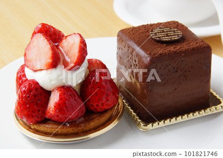 Strawberry cake chocolate cake 101821746