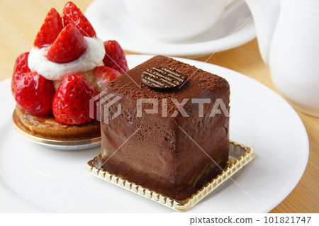 Strawberry cake chocolate cake Strawberry cake chocolate cake 101821747