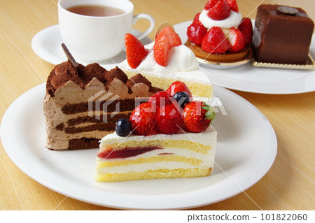 Strawberry cake chocolate cake Strawberry cake chocolate cake 101822060