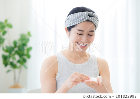 Beauty A woman washing her face 101822992