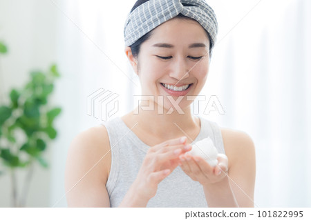 美女洗臉的女人 101822995