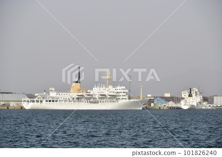 拍攝春季停泊在北海道函館市函館港的訓練艦銀河丸的風景 101826240