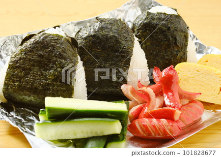 A rice ball that seems to be a memory of an excursion in the Showa era A rice ball that seems to be a memory of an excursion in the Showa era 101828677
