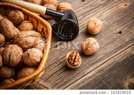 Basket of walnuts 101829010
