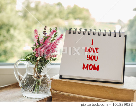 Notepad with the word MOM. Closeup, indoors 101829028