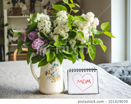 Notepad with the word MOM. Closeup, indoors 101829030