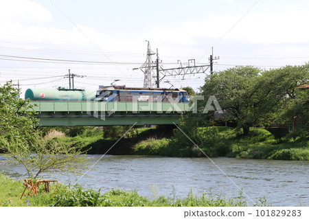 EF210型電力機車行駛在埼玉縣蓮田市附近的元荒川鐵橋上 101829283