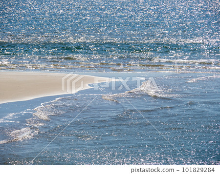 藍色的大海和沙灘。 101829284