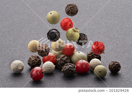Falling pepper mix of black, red and white peppercorns 101829426