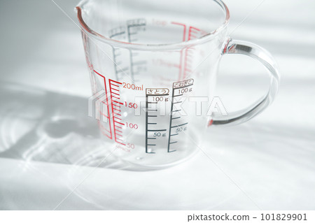白色背景中特寫的量杯 101829901