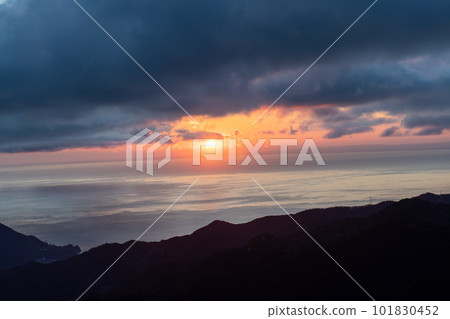 在伊豆山山脊線小道上的宇久須隘口看日落 101830452