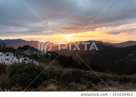 在伊豆山山脊線小道上的宇久須隘口看日落 101830462