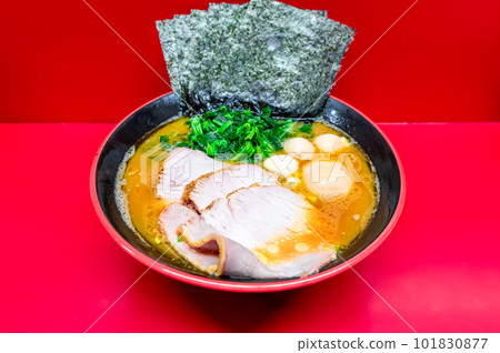 橫濱家計拉麵,鵪鶉蛋和木炭澆頭 橫濱家計拉麵,鵪鶉蛋和木炭澆頭 101830877