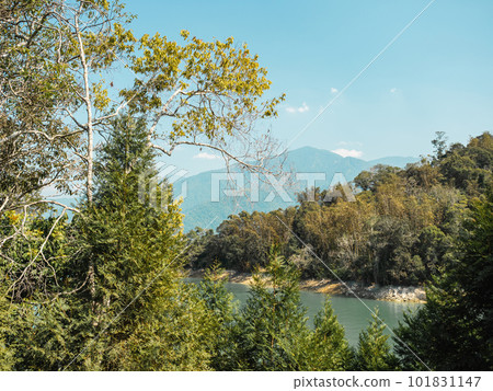 Lake and mountain landscape 101831147