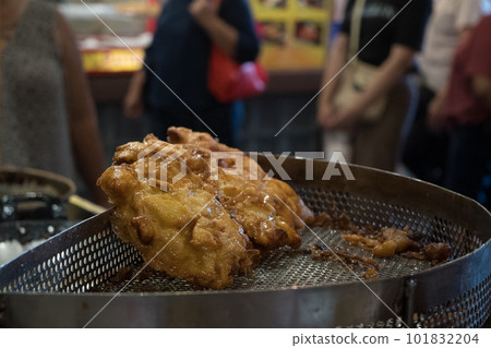 The fried cempedak which is the fruit similar with jackfruit but with strong smell and softer. Covered with flour. 101832204