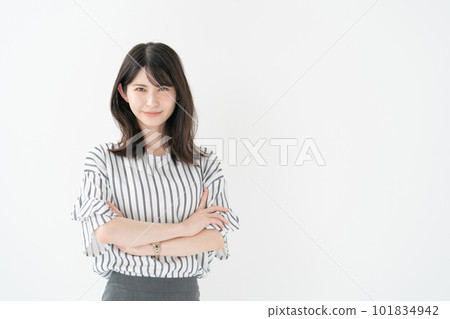 雙臂交叉的女商人肖像 101834942