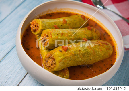 Recipe of stuffed courgette with tomato sauce, Lebanese style, Kouca Mehchi bi Banadoura, with Greek 101835042