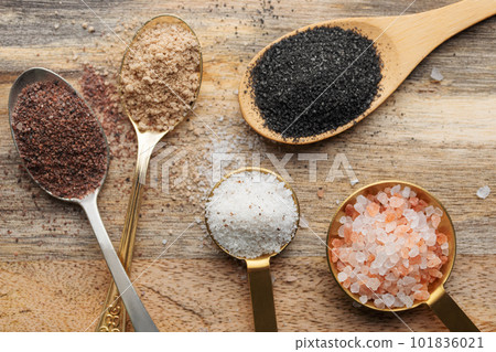 Spoons  with assorted speciality salt 101836021