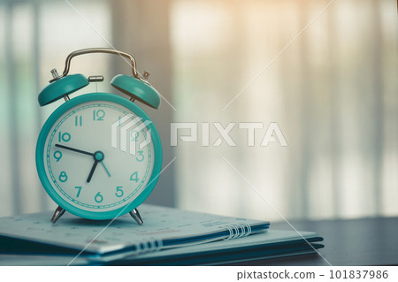 An alarm clock on the calendar 101837986