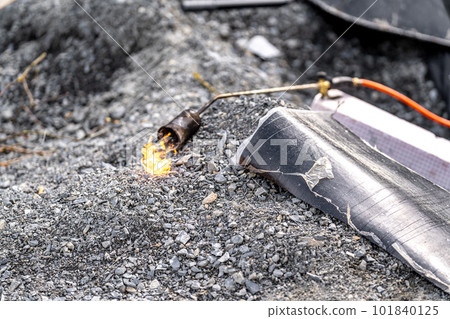 flame of fire from a gas burner to heat asphalt belts for building insulation flame of fire from a gas burner to heat asphalt belts for building insulation 101840125