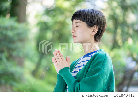 A woman praying, a woman making a wish, praying, praying, visiting a power spot, a shrine 101840412