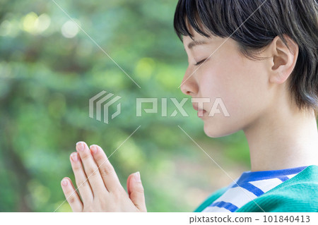 A woman praying, a woman making a wish, praying, praying, visiting a power spot, a shrine 101840413