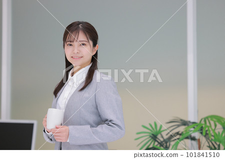 拿著咖啡杯走在辦公室裡的女商人 2 101841510