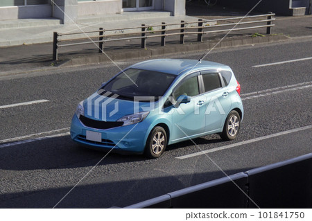 緊湊型汽車道路駕駛 緊湊型汽車道路駕駛 101841750