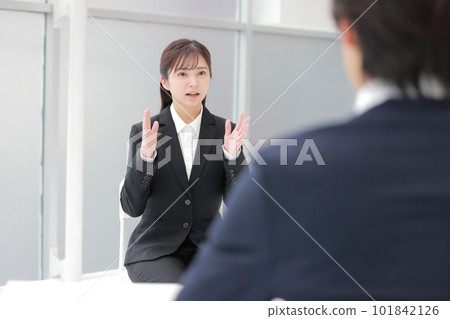 採訪_用手勢說話的女人_1 採訪_用手勢說話的女人_1 101842126