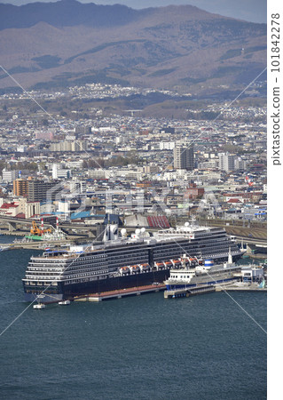 Photographing the scenery of the cruise ship Westerdam, which is anchored at Hakodate Port, Hakodate City, Hokkaido in spring from Mt. Hakodate 101842278