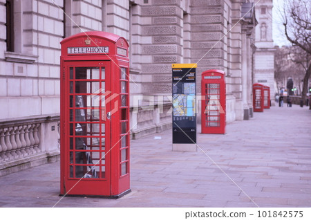 red phone booths in london 101842575
