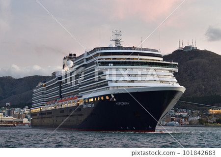 春天在北海道函館市函館港碼頭附近拍攝遊輪 Westerdam 的風景 101842683