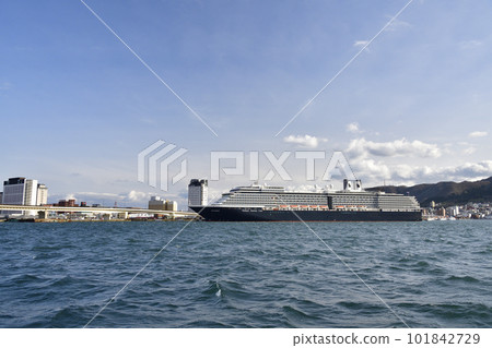 拍攝春季停泊在北海道函館市函館港的遊輪韋斯特丹號的風景 拍攝春季停泊在北海道函館市函館港的遊輪韋斯特丹號的風景 101842729