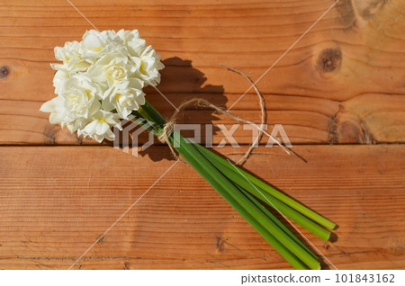 Bouquet of white tufted daffodils on the table 101843162