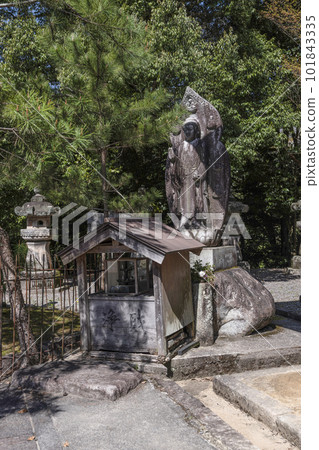 A stone statue of Yakushi Nyorai in the precincts of Takizanji Temple (Okazaki City) 101843335