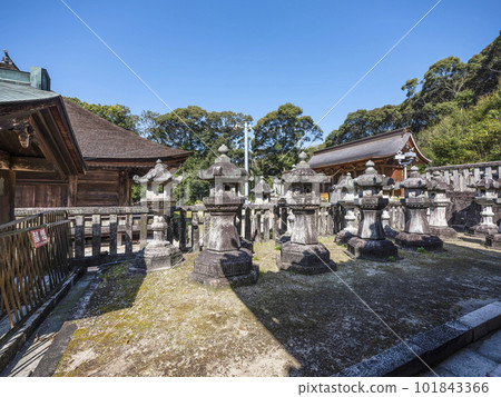 瀧山東照宮（岡崎市）葵禦紋石燈籠 101843366