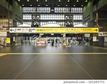 清晨的JR京都站烏丸口 101843753