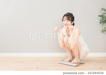 體重秤上的苗條亞洲女性（飲食/減肥圖像） 101844839