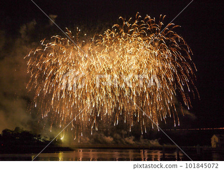海面上的煙花 101845072