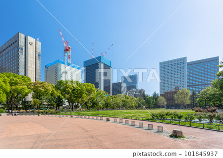日比谷公園和摩天大樓的城市景觀 日比谷公園和摩天大樓的城市景觀 101845937