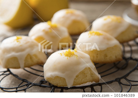 homemade lemon cake homemade lemon cake 101846389