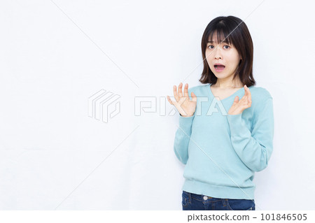 一個三十多歲的女人，在白色背景前感到驚訝 101846505