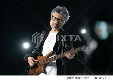 現場吉他手錶演 現場吉他手錶演 101847195