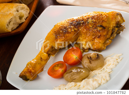 Fried chicken legs with baked onions and sauce Fried chicken legs with baked onions and sauce 101847782