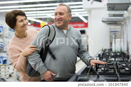 Mature couple choose a gas stove 101847840