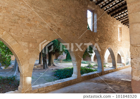 Arched gallery in the monastery of Santa Maria de Santes Creus Arched gallery in the monastery of Santa Maria de Santes Creus 101848320