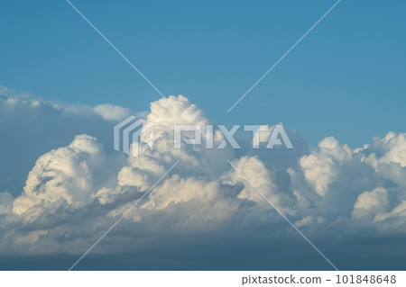 積雨雲 b-1，被藍天和低陽光照亮 101848648