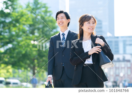 並肩走在辦公區的男性和女性商人 101848766