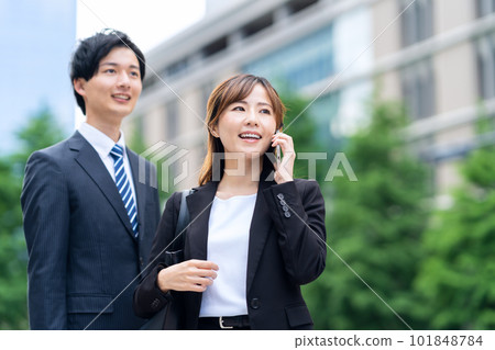 在辦公區使用智能手機的男性和女性商人 101848784